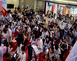 Women's Football Champion Zhang Honghong Ignites Baineng Flagship Store Anniversary Celebration